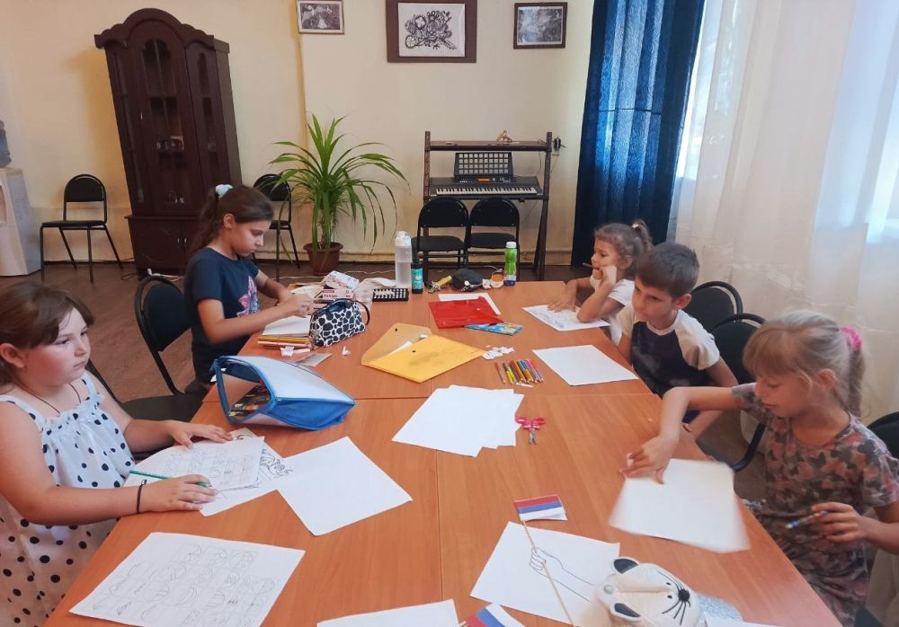 В преддверии Дня флага в центре культуры и досуга г. Ирмино состоялся мастер-класс кружка декоративно-прикладного искусства «Умей-ка»