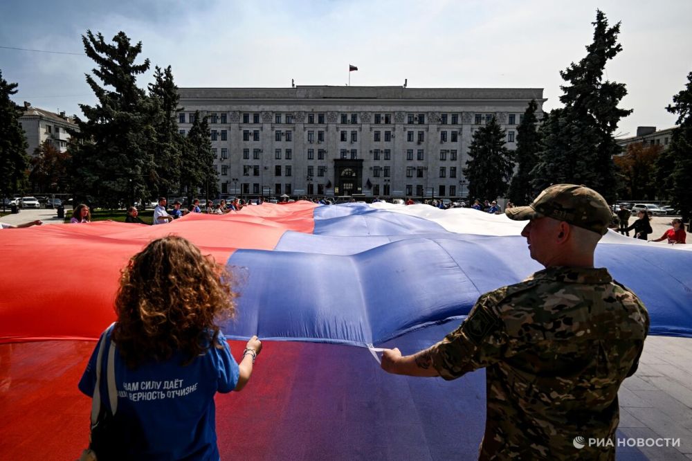 В Луганске развернули 30-метровый российский триколор
