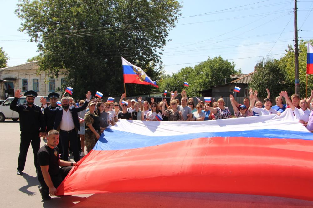 Олег Савченко: Принял участие в торжественном митинге, приуроченном ко Дню флага Российской Федерации