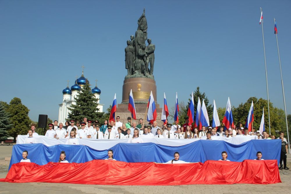 Краснодон отметил День государственного флага России торжественным митингом