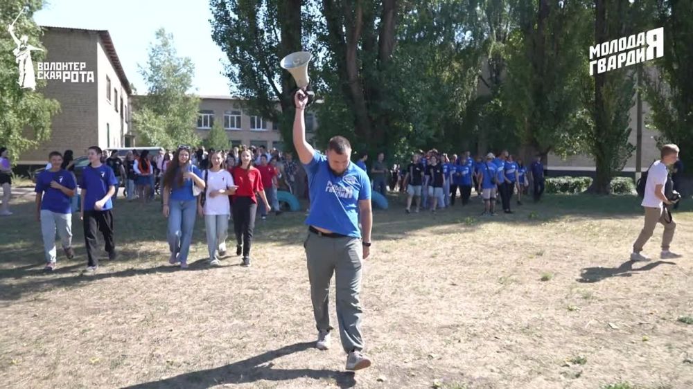 Самый большой триколор. Площадью 2400 м Развернули активисты Молодой Гвардии, Волонтерской роты и других молодёжных организаций, а так же неравнодушные жители Антрацита