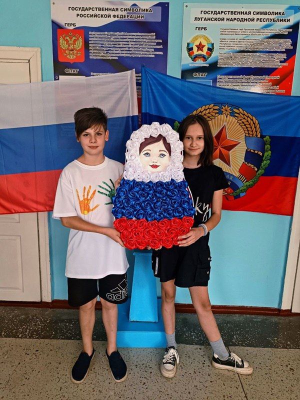 Ученики из г. Молодогвардейска приняли участие в тематических мероприятиях ко Дню Государственного флага РФ