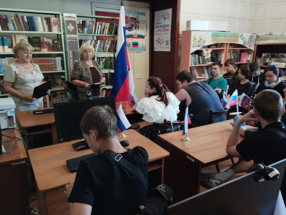 Ежегодно 22 августа в России отмечается День Государственного флага Российской Федерации, установленный на основании Указа Президента Российской Федерации № 1714 от 20 августа 1994 года «О Дне Государственного флага Российской Федерации»