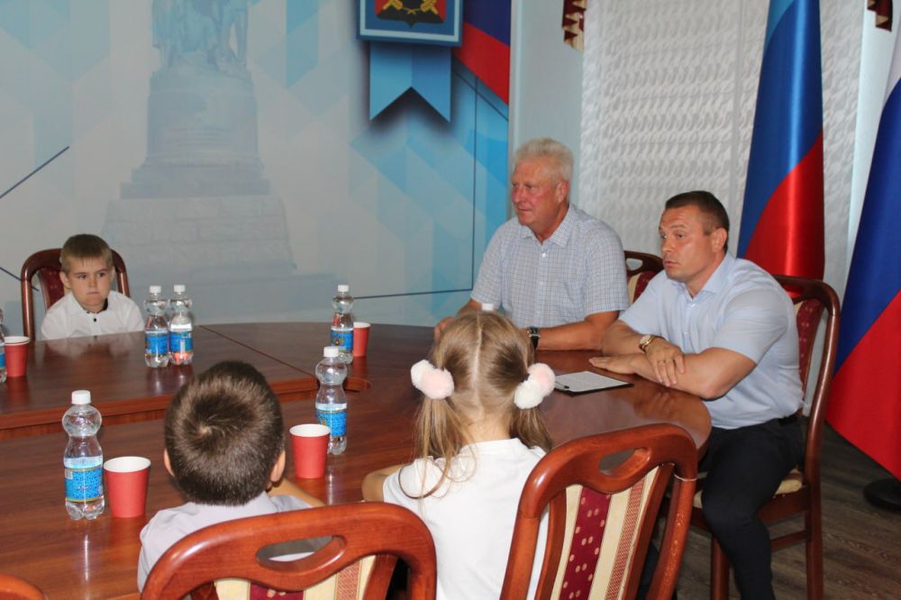В преддверии Дня шахтёра и Дня Знаний глава муниципального образования Краснодонский муниципальный округ ЛНР Сергей Козенко встретился с детьми из семей горняков, которые погибли в зоне специальной военной операции