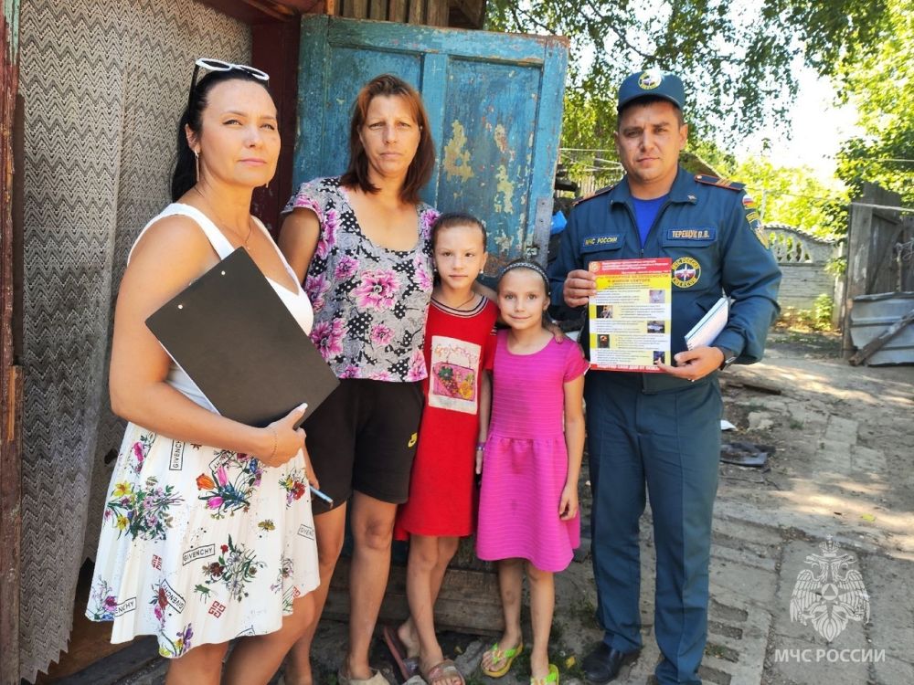 Спасатели МЧС России помогают семьям, оказавшимся в трудной ситуации