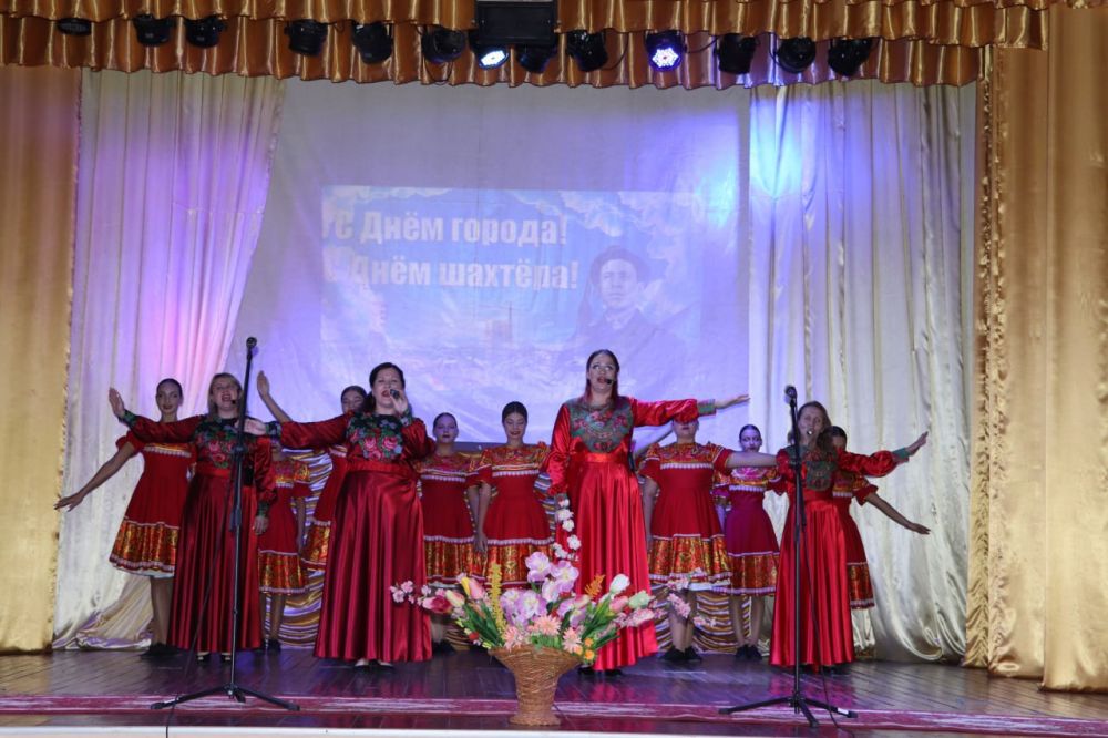 Программу мероприятий в Ирмино продолжил праздничный концерт «Семь чудес Ирмино», посвящённый Дню города и Дню шахтёра