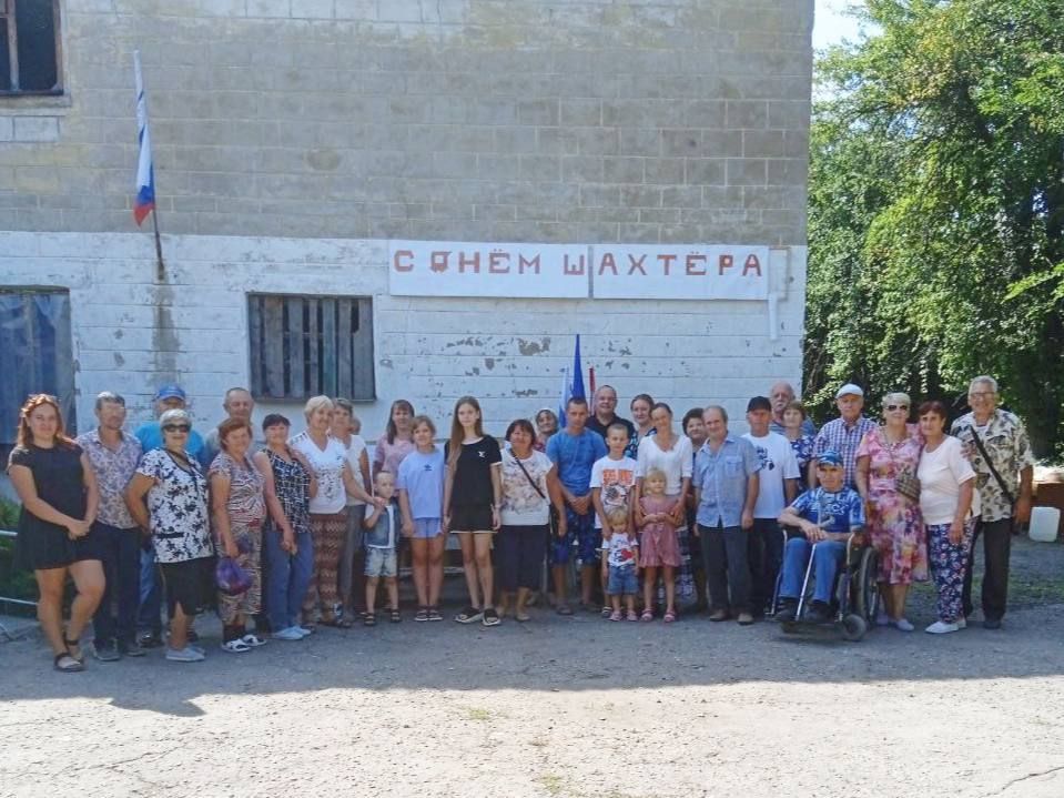 Жители пгт Тошковка также не остались в стороне и при поддержке сотрудников отдела по жизнеобеспечению города Горское и близлежащих населенных пунктов организовали для шахтеров, проживающих в поселке, замечательный праздник!