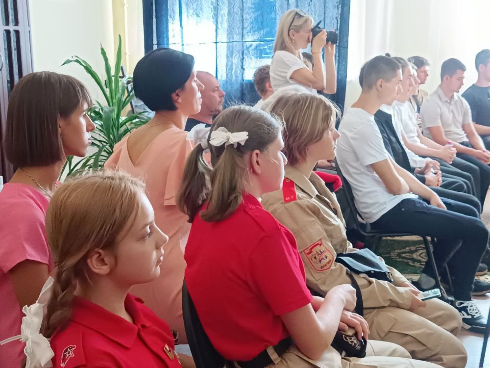 На базе МБУ "Городской центр культуры и досуга г.Ирмино" в честь Дня Шахтера представители МО ВВПОД «ЮНАРМИЯ» г.Стаханова поздравили почетных шахтеров с профессиональным праздником