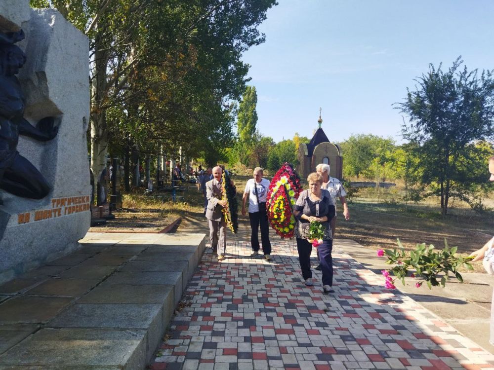 Сегодня, 25 августа, в рамках проведения мероприятий, посвященных Дню шахтера, в городе Горское была проведена церемония возложения цветов к памятнику трагически погибшим в результате взрыва на шахте "Горская" шахтерам