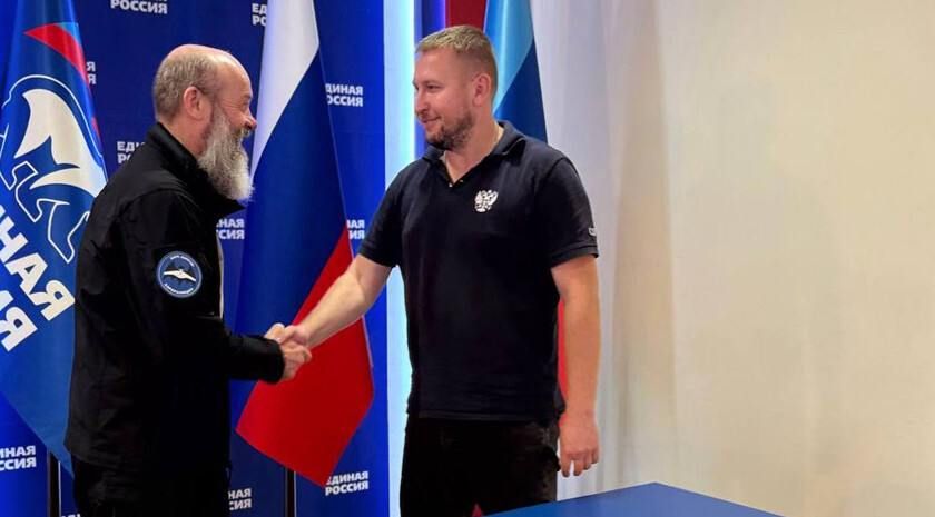 Председатель Народного Совета ЛНР Денис Мирошниченко передал государственные награды Республики для бойцов добровольческого отряда БАРС-3 «Родина»