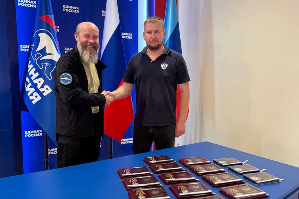 Денис Мирошниченко передал государственные награды ЛНР для бойцов добровольческого отряда БАРС 3 «Родина»