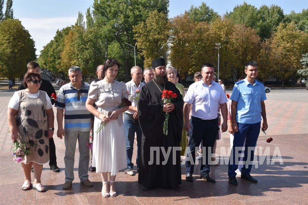 В Стаханове состоялось возложение цветов к памятнику Алексею Стаханову