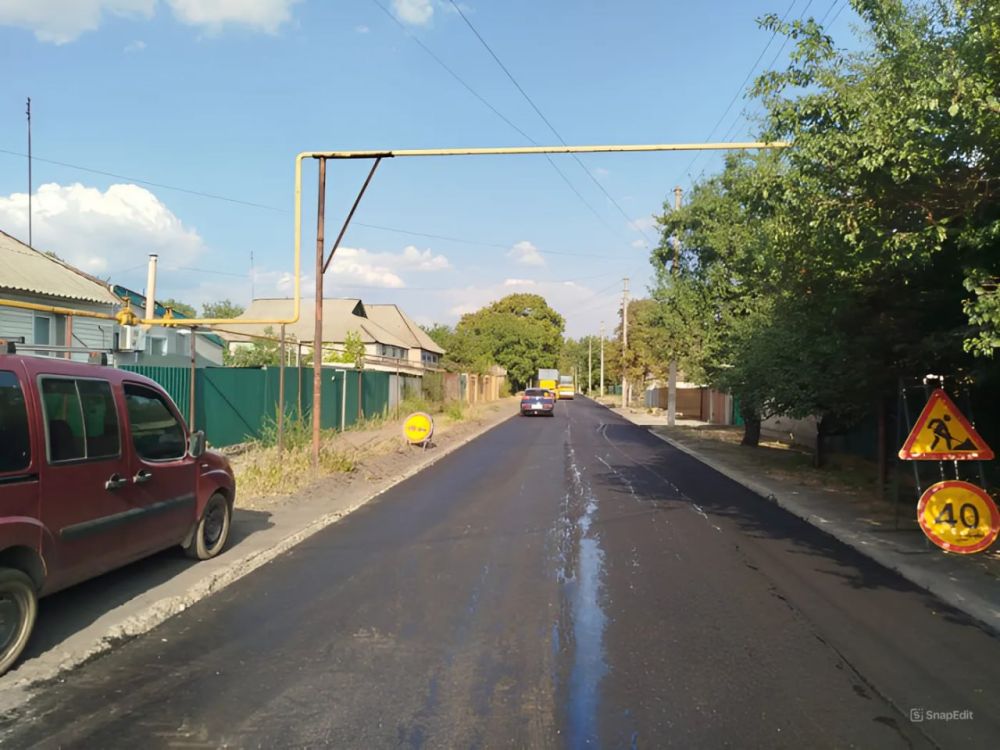 С целью создания качественного и безопасного для использования дорожного покрытия в Красном Луче ведутся работы по ремонту дорожного полотна