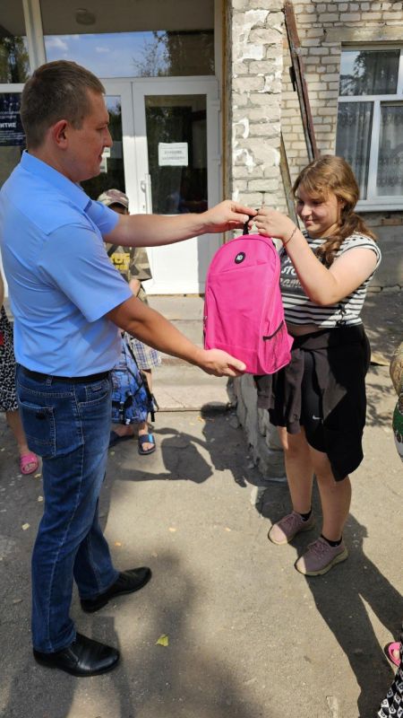 Активисты «Единой России» передают детям, оказавшимся в трудной жизненной ситуации, канцтовары, собранные неравнодушными жителями республики в рамках акции «Собери ребенка в школу»