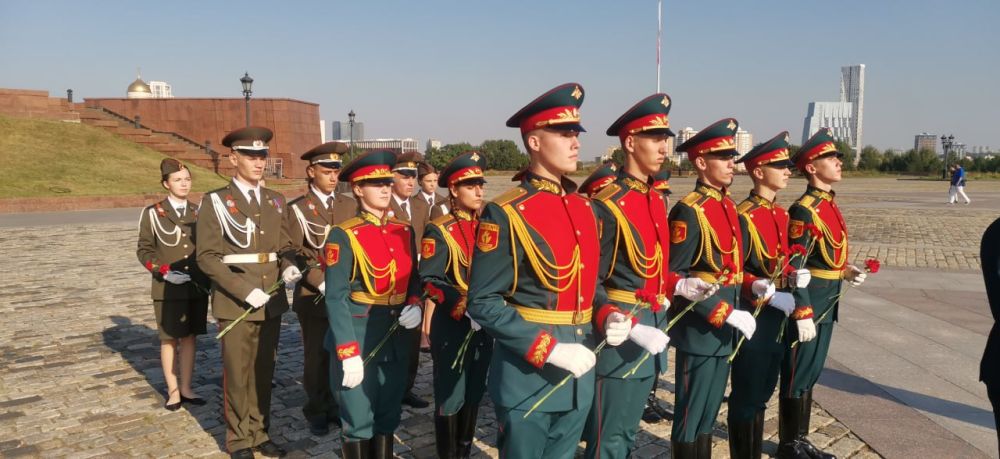 Сергей Козенко: В рамках грантового проекта «Почетный караул – наша гордость» наши участники Почётной Вахты Памяти Пост №1 города Краснодона, совместно с постовцами из города-побратима Красноярска в настоящее время находятся в столице нашей Великой страны