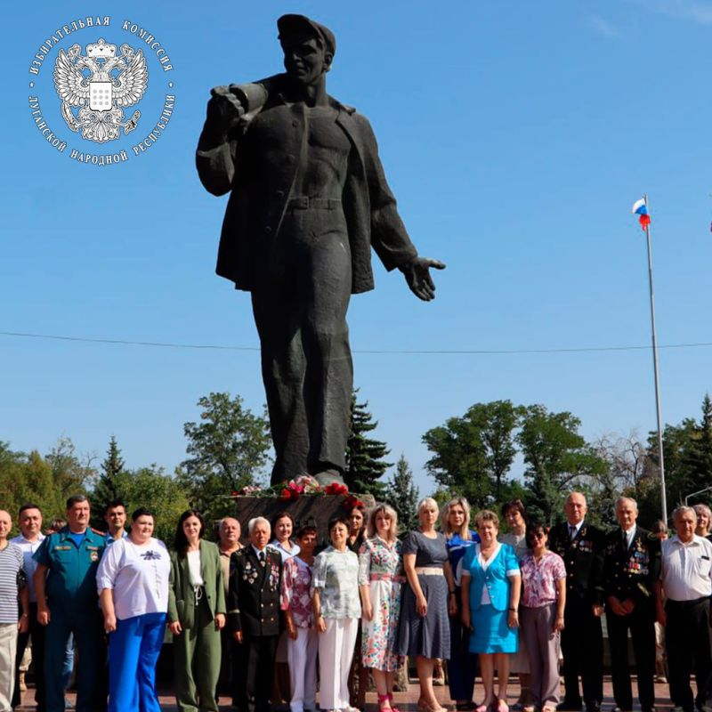 Председатель ТИК г. Стаханова Татьяна Батырь возложила цветы к памятнику Алексею Стаханову