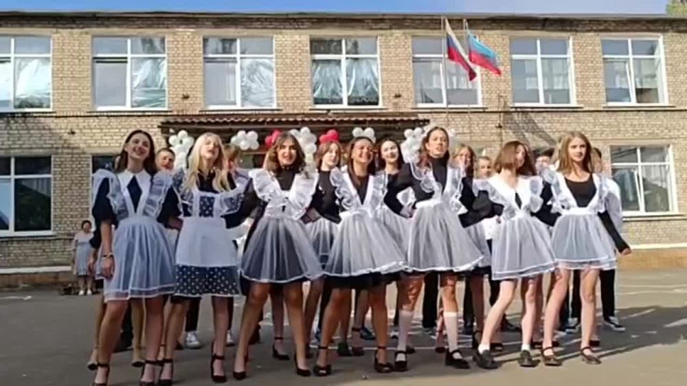 Евгений Морозов: Парадная форма, шары, цветы и банты - сегодня во всех школах Брянки прозвенел первый звонок для 2036 учеников