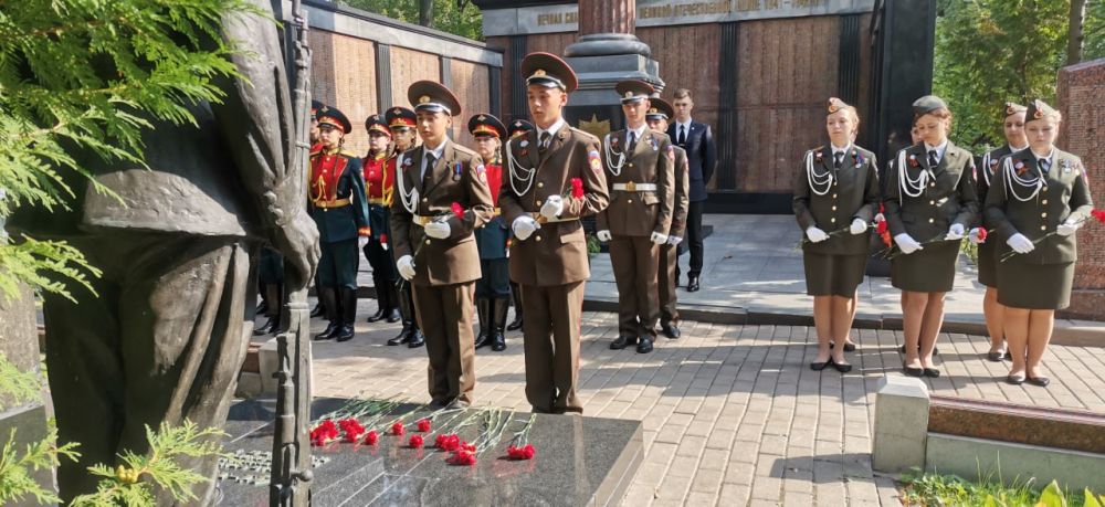 Сергей Козенко: Завершая цикл мероприятий в рамках проекта «Почетный караул – наша гордость», участники военно-патриотического клуба «Почётная Вахта Памяти Пост № 1 города Краснодона» в Москве провели еще одну важную церемонию