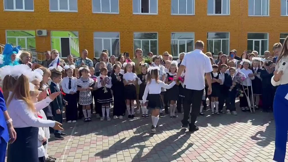 Сегодня одновременно с линейкой по случаю начала учебного года состоялось открытие после капитального ремонта Золотовской средней школы №16