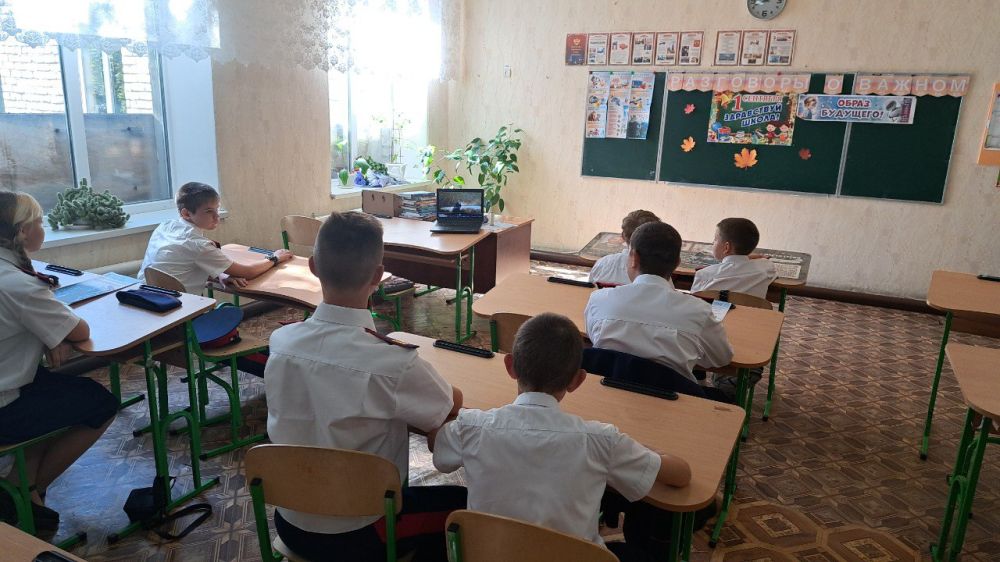 В «Станично-Луганской средней школе» прошли первые уроки проекта «Разговоры о важном» в 2024-2025 уч. году, которые были посвящены разговору об образе будущего России