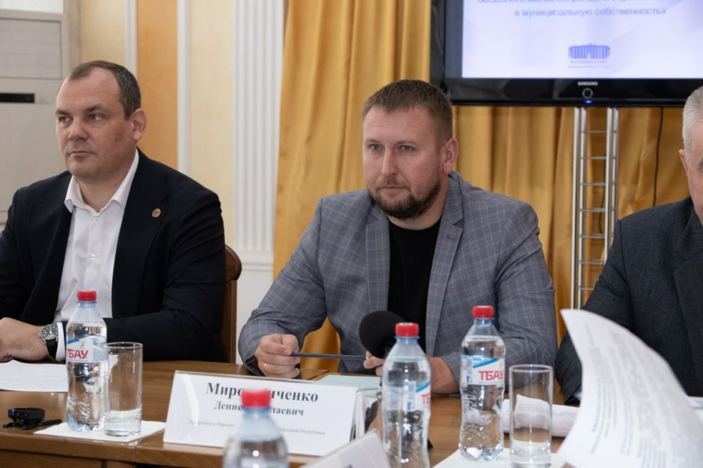 На базе Народного Совета будет создана межведомственная рабочая группа по разработке изменений в законодательство в части передачи бесхозяйного жилья, непригодного для использования, в муниципальную собственность