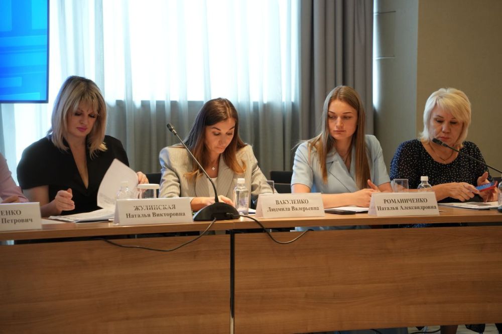 Врип Главы городского округа город Стаханов Наталия Жулинская приняла участие в совещании о развитии и интеграции Донбасса и Новороссии, которое проходило в Ростове-на-Дону