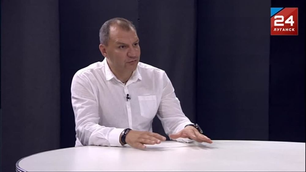 Артист Луганского академического музыкально-драматического театра имени Михаила Голубовича Виталий Лясников в эфире программы «Круглый стол» на телеканале «Луганск 24» рассказал о победе на VI Международном фестивале «Островский Фест»