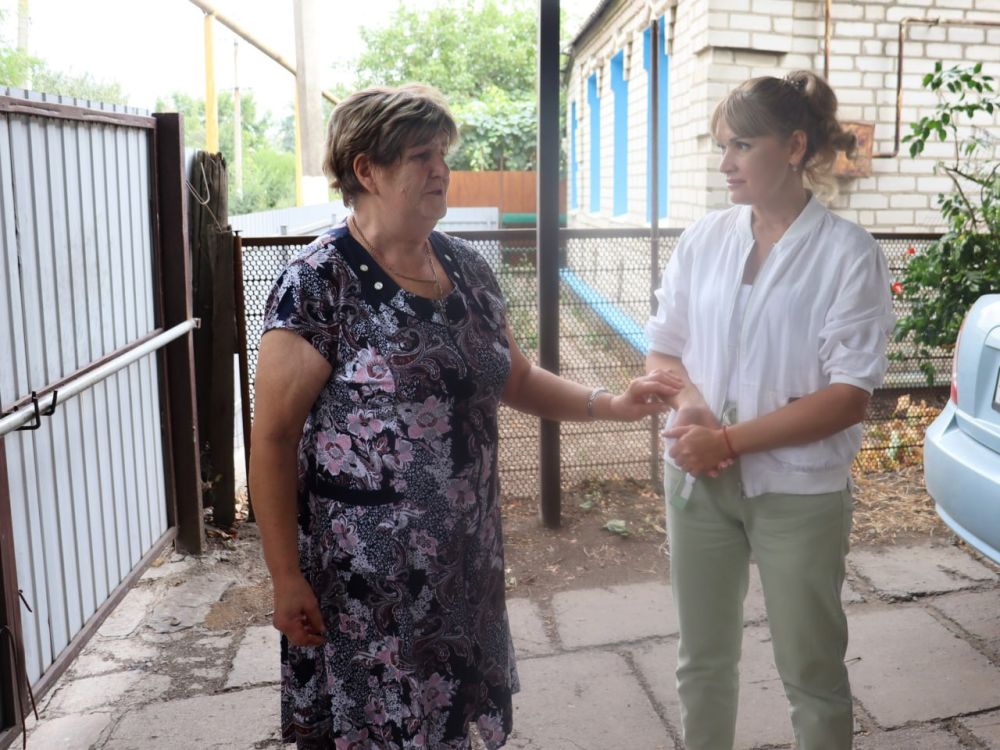 Заместитель главы Администрации Наталья Шаталова, депутат Народного Совета ЛНР Константин Бутримов, представители...