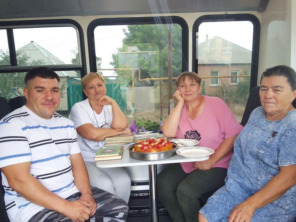 «Читающий автобус» дарит радость общения