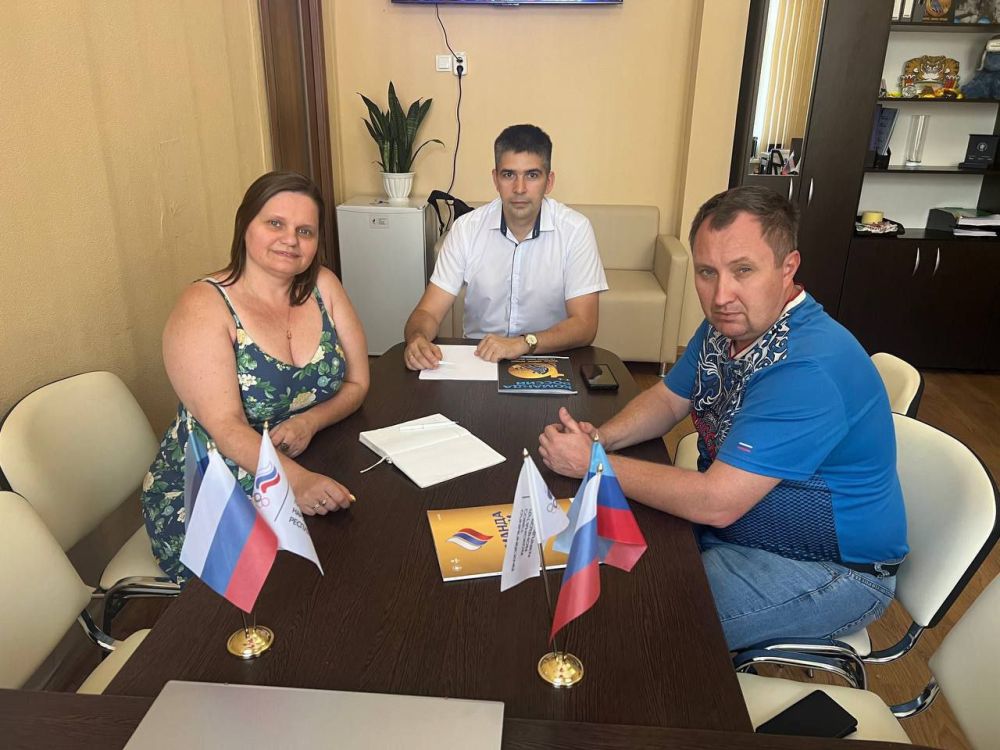 Министр спорта ЛНР Олег Шеренешев провел рабочую встречу со спортивным директором Федерации кикбоксинга России Ольгой Стрижаковой и председателем Регионального отделения ООО «ФКР» в ЛНР Юрием Арнаутом