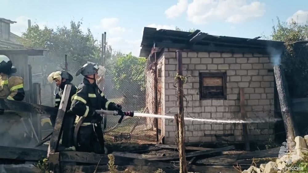 Спасатели МЧС России профессионально и оперативно ликвидировали пожар в Новоайдаре, не допустив крупного горения в ветреную погоду