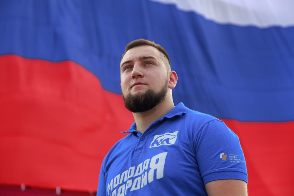 Так держать. Депутат Народного Совета ЛНР, руководитель Луганского реготделения Молодой Гвардии Единой России Михаил Голубович войдет в состав Молодежного парламента при Госдуме в качестве представителя от нашего законодательного органа власти