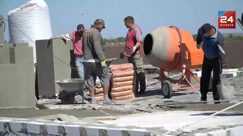 Тюменские специалисты заканчивают ремонт кровли на нескольких объектах в Суходольске