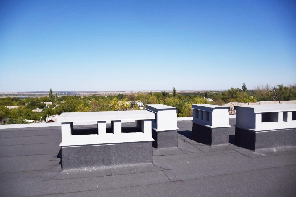 Сергей Козенко: В рамках специального инфраструктурного проекта подрядная организация ООО «Апромэнерго» завершила капитальный ремонт кровли многоквартирного дома в городе Суходольске по адресу: ул. Гастелло, 21а