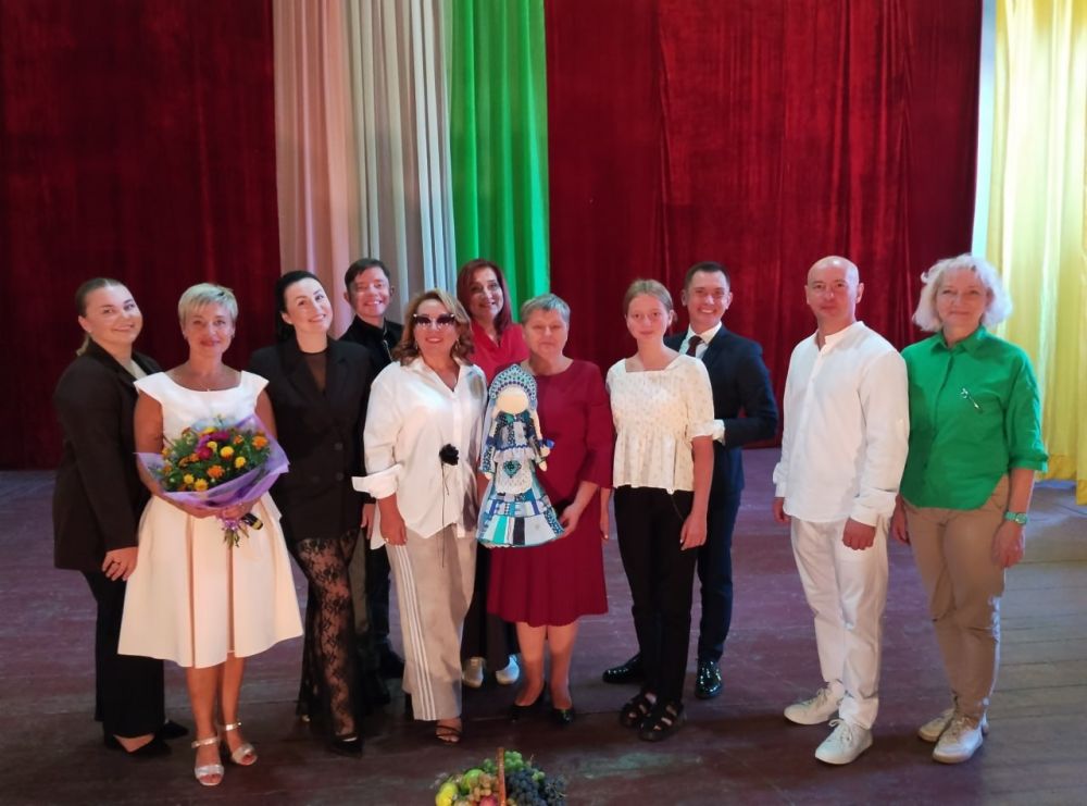 В зрительном зале Центра культуры и досуга г. Алмазная состоялась концертная программа «Здравствуйте Вам!» Ярцевского районного центра культуры и досуга