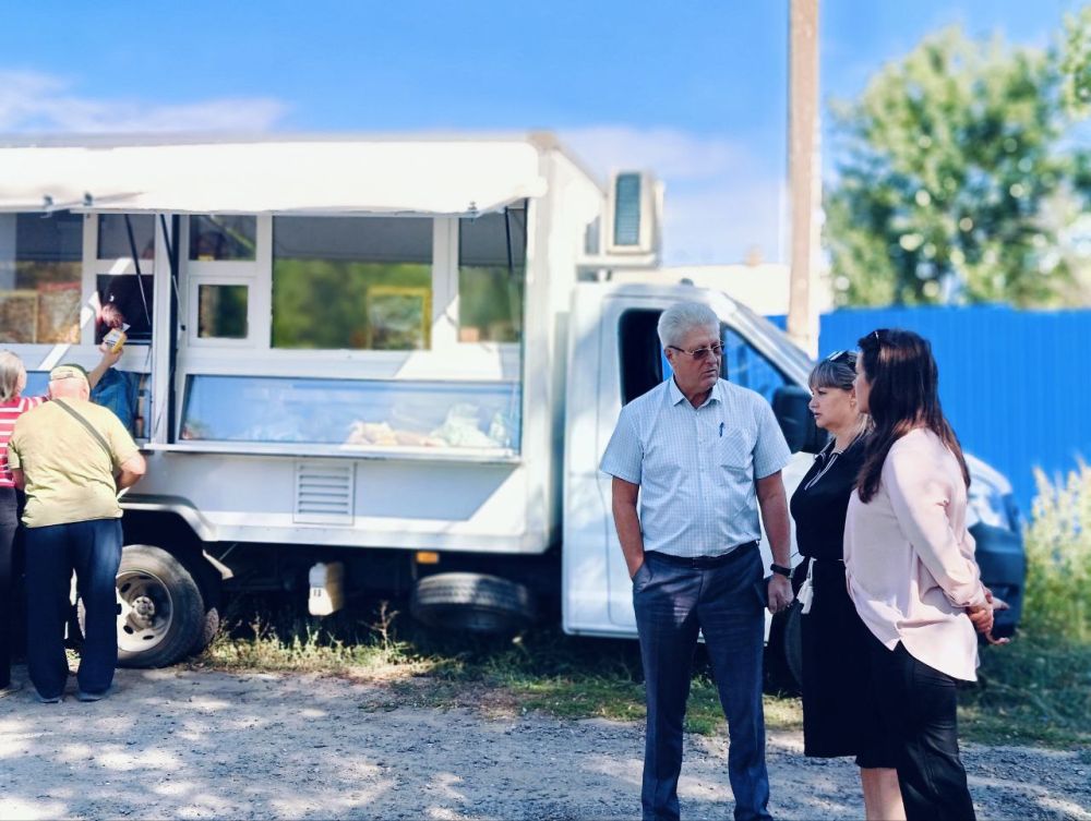 Сергей Козенко: В рамках поручения Президента и Правительства Российской Федерации Министерство промышленности и торговли Российской Федерации передало Луганской Народной Республике 50 транспортных средств для мобильной торговли