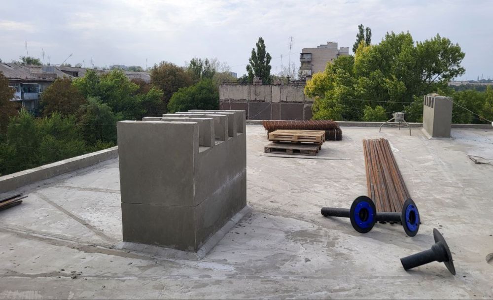 Сергей Козенко: Подрядная организация ООО «Апромэнерго» активно трудится над ремонтом мягкой кровли многоквартирного жилого дома, расположенного по адресу: г. Молодогвардейск, кв. Кошевого, д. 23