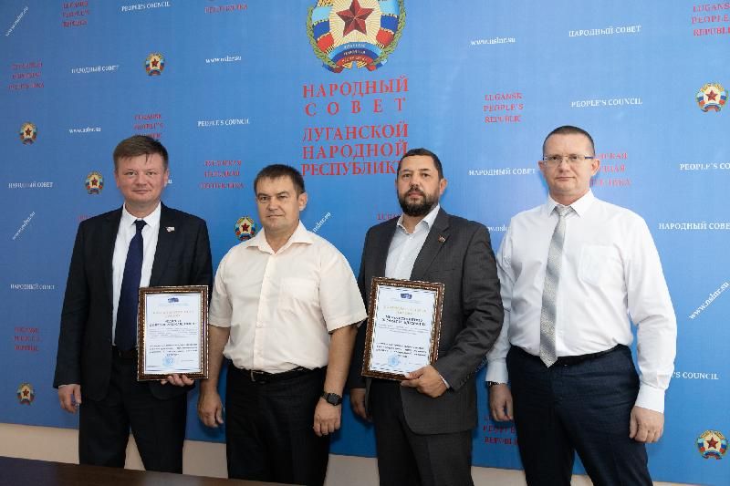 Андрей Сопельник вручил депутатам Пермской городской Думы благодарственные письма Председателя Народного Совета