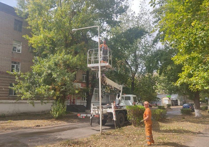 Фотофакт: В Молодогвардейске продолжаются работы по благоустройству