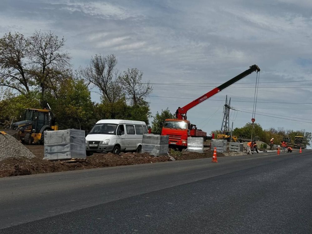 Ремонтные работы на участке автодороги по направлению Первомайск – Золотое, протяженностью 2,8 км, выполняемые московскими специалистами, находятся на завершающем этапе, сообщил глава Первомайска Сергей Колягин