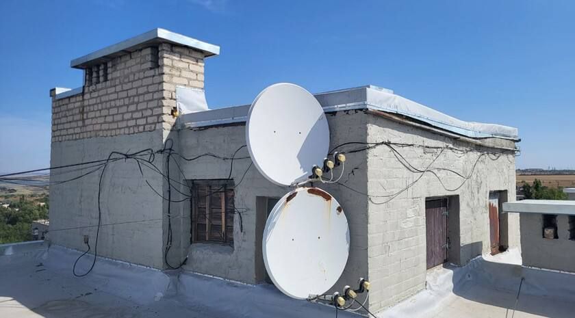 Специалисты из Курганской области в рамках шефской помощи капитально отремонтировали более 600 квадратных метров кровли многоэтажного жилого дома в Молодогвардейске