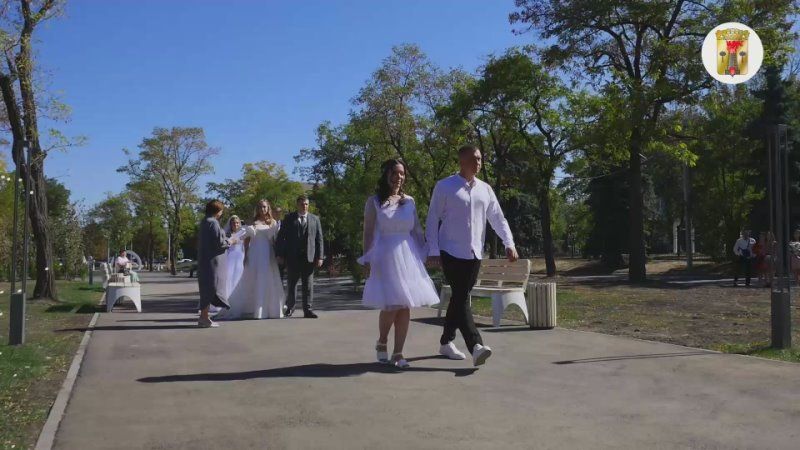 В Луганске состоялось открытие Сквера молодоженов