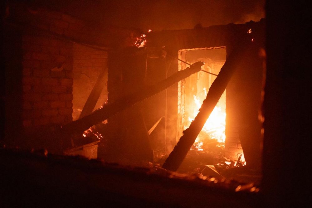 Активисты "Молодой гвардии Единой России" совместно с Народным фронтом ЛНР всю ночь помогали тушить масштабный пожар в поселке Ольховом