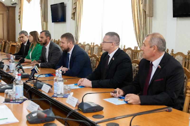 Денис Мирошниченко провел встречу с делегацией Совета старейшин города Еревана