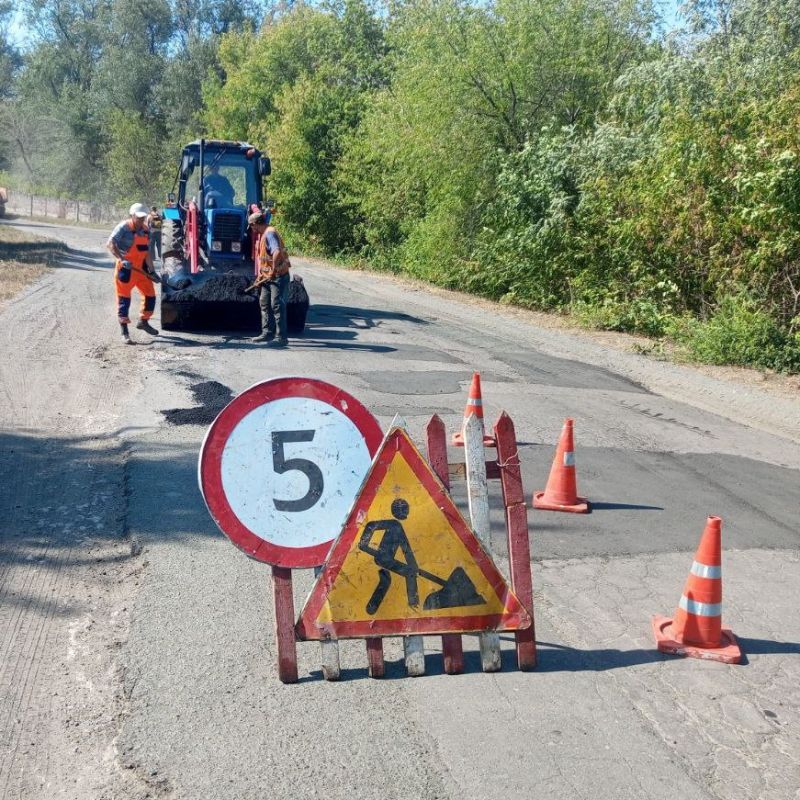 Дорожники продолжают работы по ямочному ремонту в Стаханове