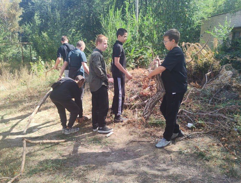 Коллектив Молодогвардейской СШ №21 принял участие в общегородском субботнике