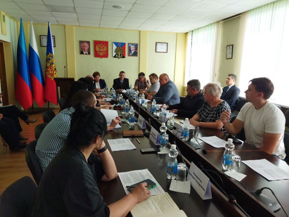 Андрей Рубанцов: Сегодня, в Администрации нашего городского округа, мой первый заместитель Татьяна Хрипачева совместно с заместителем председателя Совета городского округа город Ровеньки Денисом Гринкой