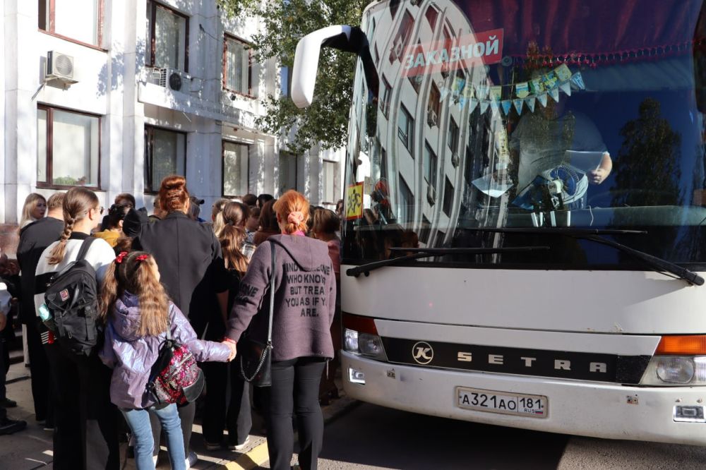 Дети из Ирмино и Алмазной отправились на благотворительное цирковое представление в Луганске