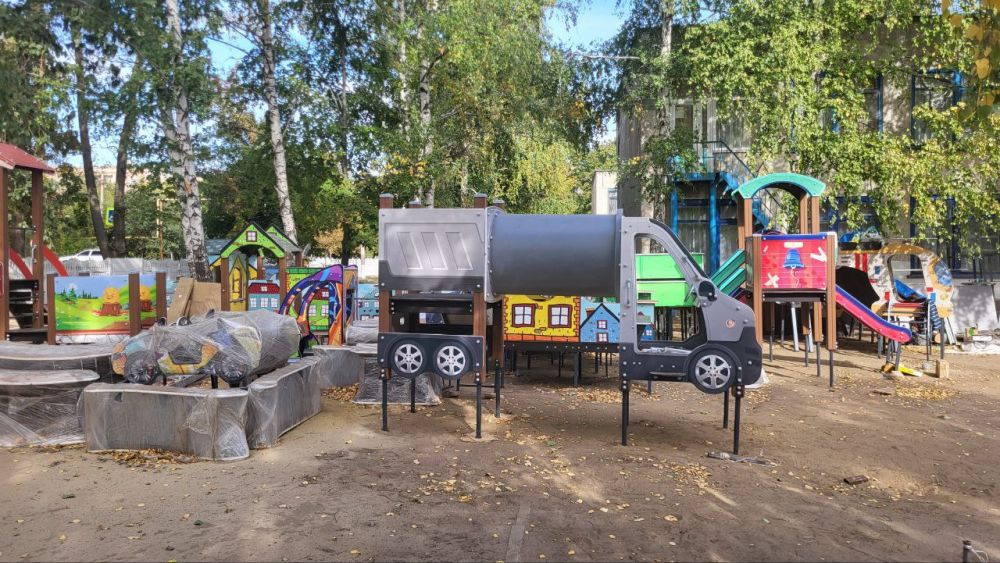 Сергей Козенко: В детском саду № 36 «Звоночек», расположенном в городе Суходольске, кипит работа по устройству теневых навесов и сборке конструкций малых архитектурных форм