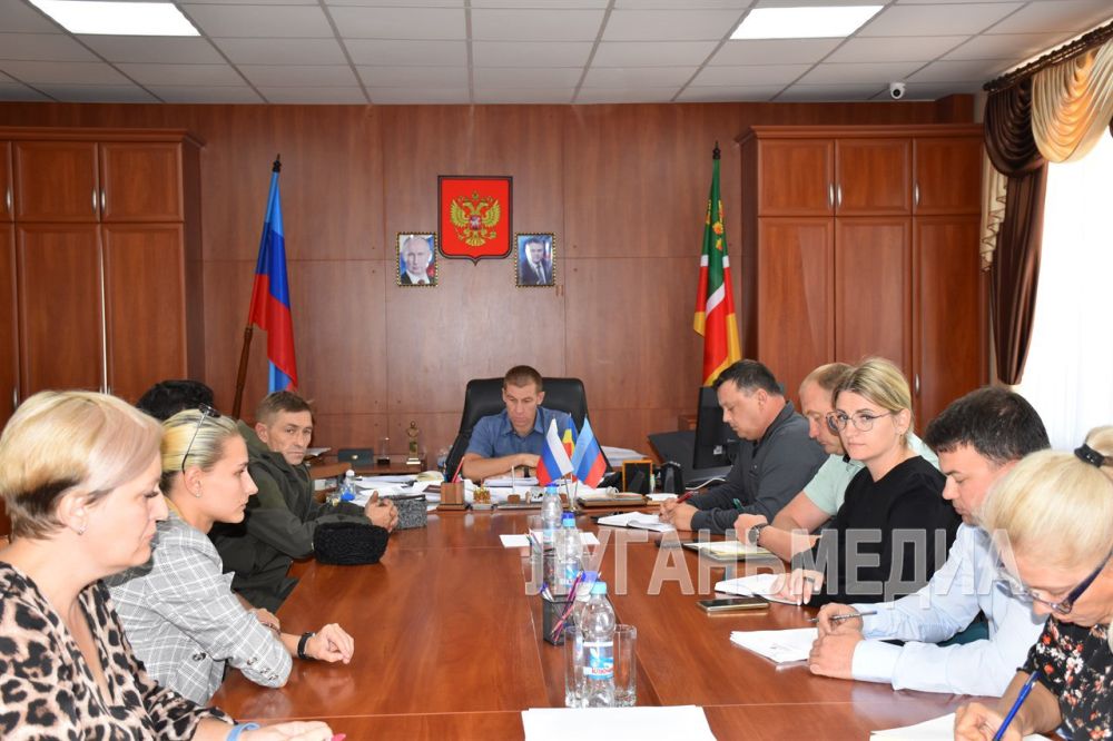 В Администрации городского округа город Первомайск состоялась встреча Главы муниципалитета Сергей Колягина, руководителей подразделений администрации, представителя управления образования с членами казачьих сообществ